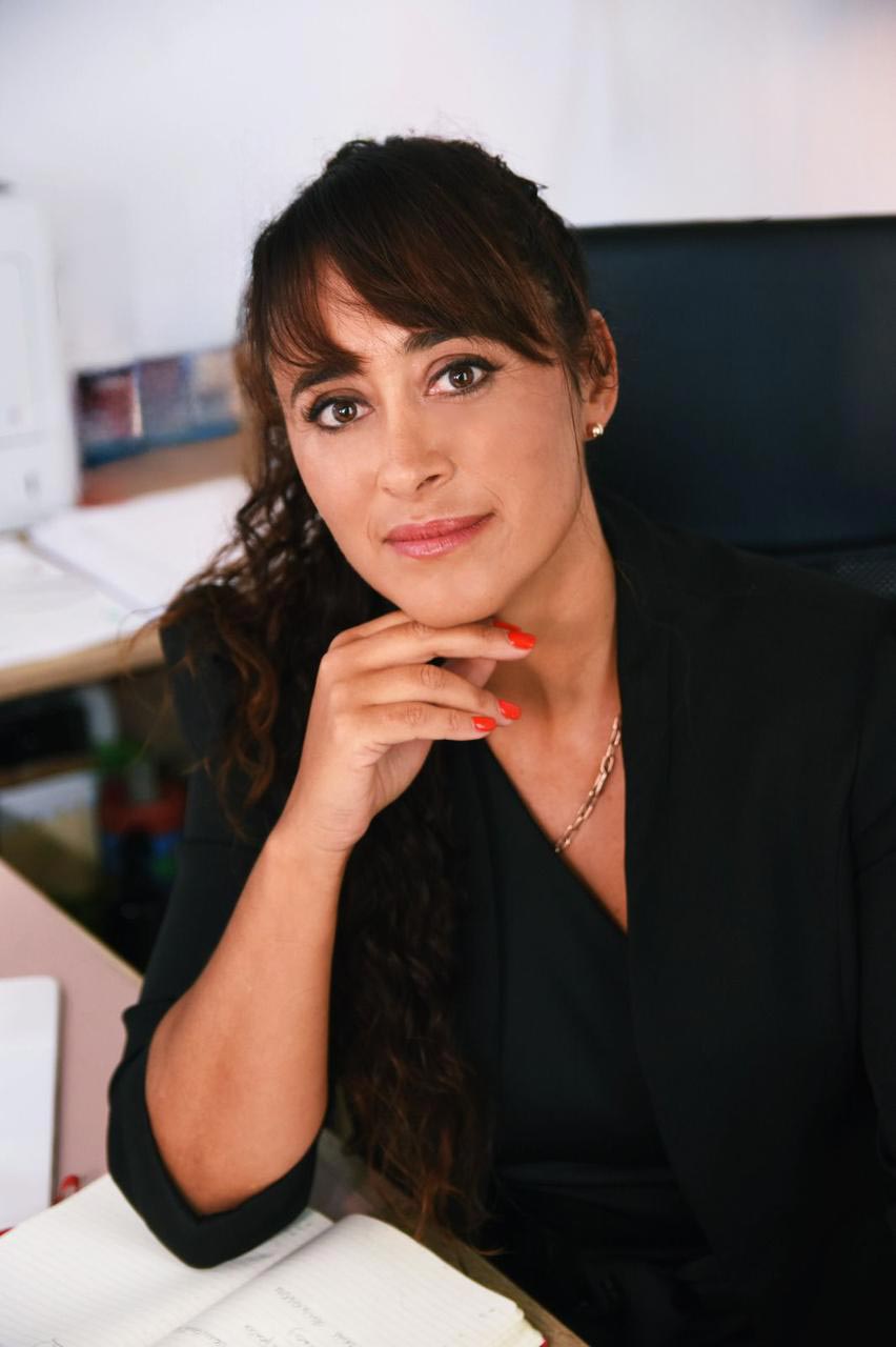 Retrato de la arquitecta Romina Lo Conte, fundadora y directora creativa de COMMAR GROUP